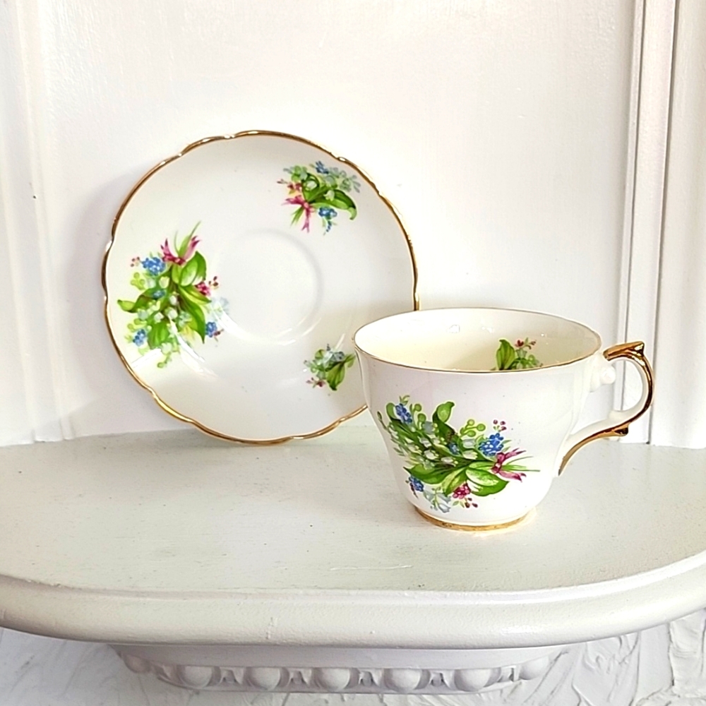 Beautiful Regency fine bone china, made in England.